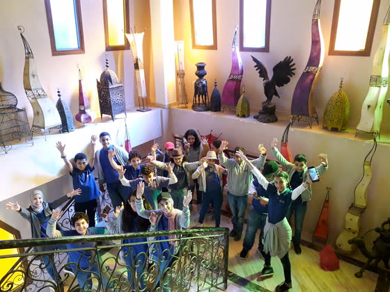 Élèves sur un escalier lors de la visite d’un espace culturel berbère