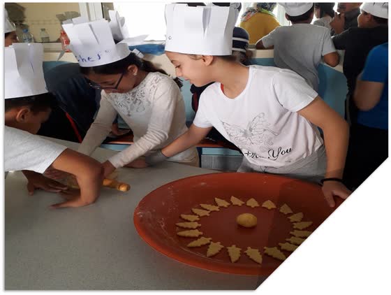Élèves en atelier de dessin et de coloriage