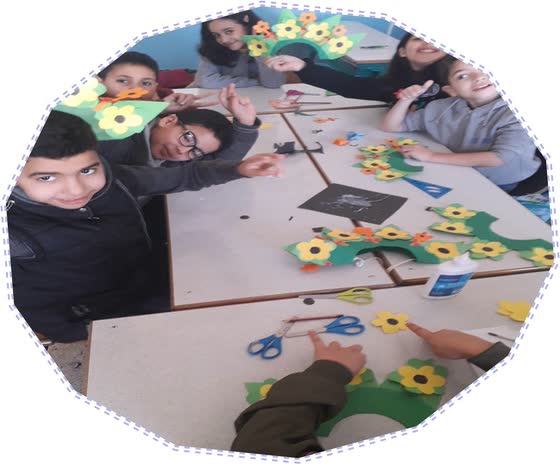 Élèves présentant leur travail devant la classe