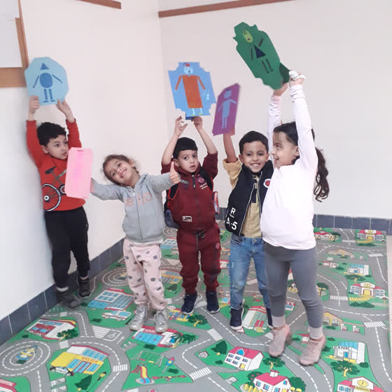 Enfants de maternelle pendant une activité d’éveil