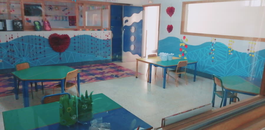 Classe à effectif réduit de l'Institution Les Iris, élèves attentifs à leur table