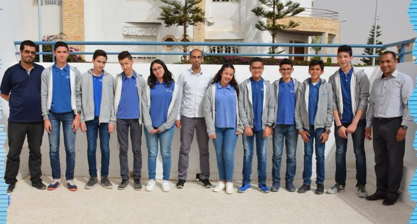 Enseignante de l'Institution Les Iris accompagnant des élèves pendant un cours